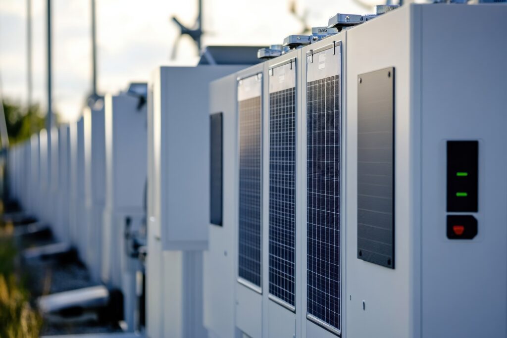 Industriesystem mit Energiekomponenten | Deye Hybrid Wechselrichter