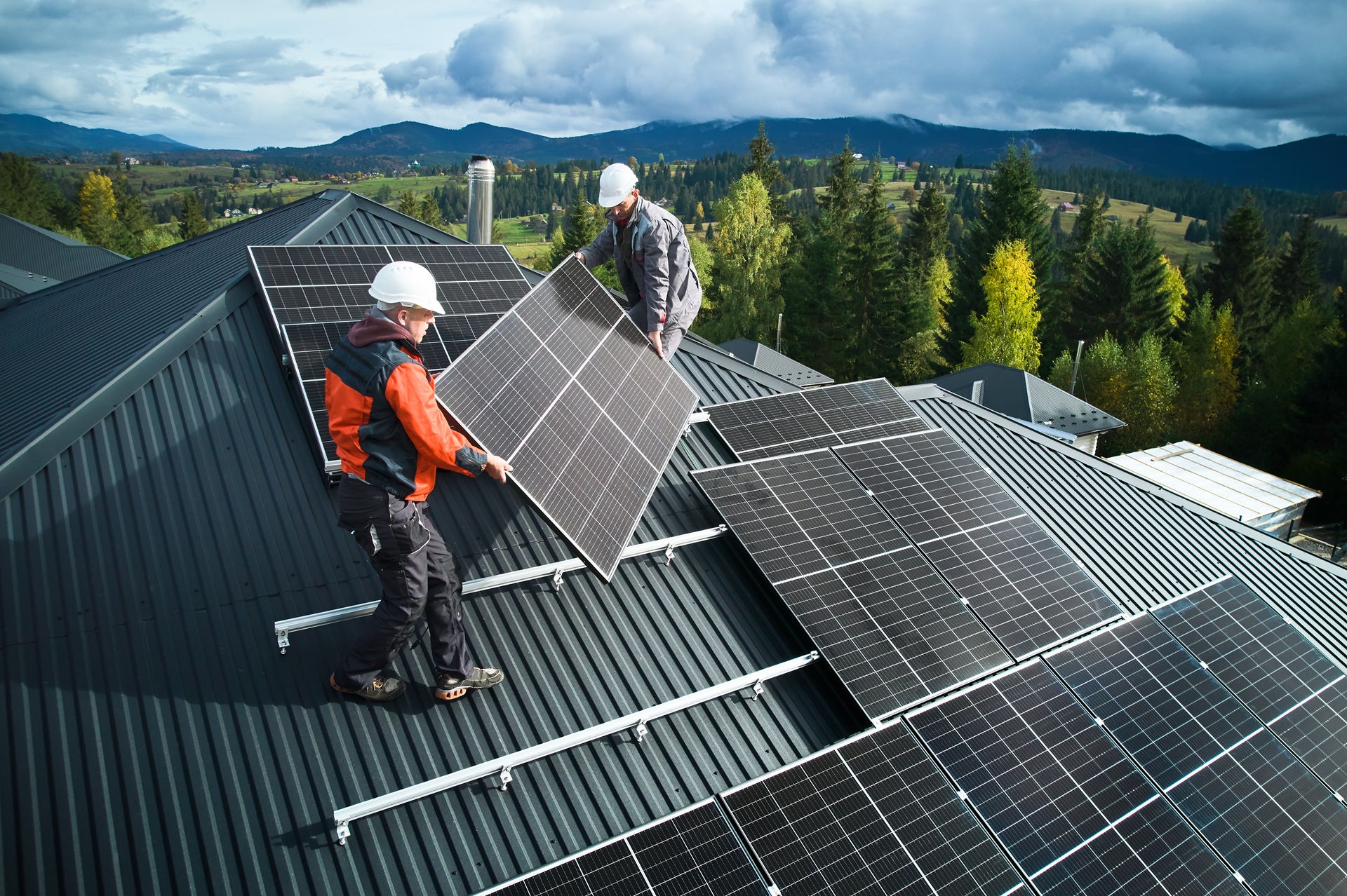 Monteure montieren Solarpanels auf Dach | Photovoltaik Neuss