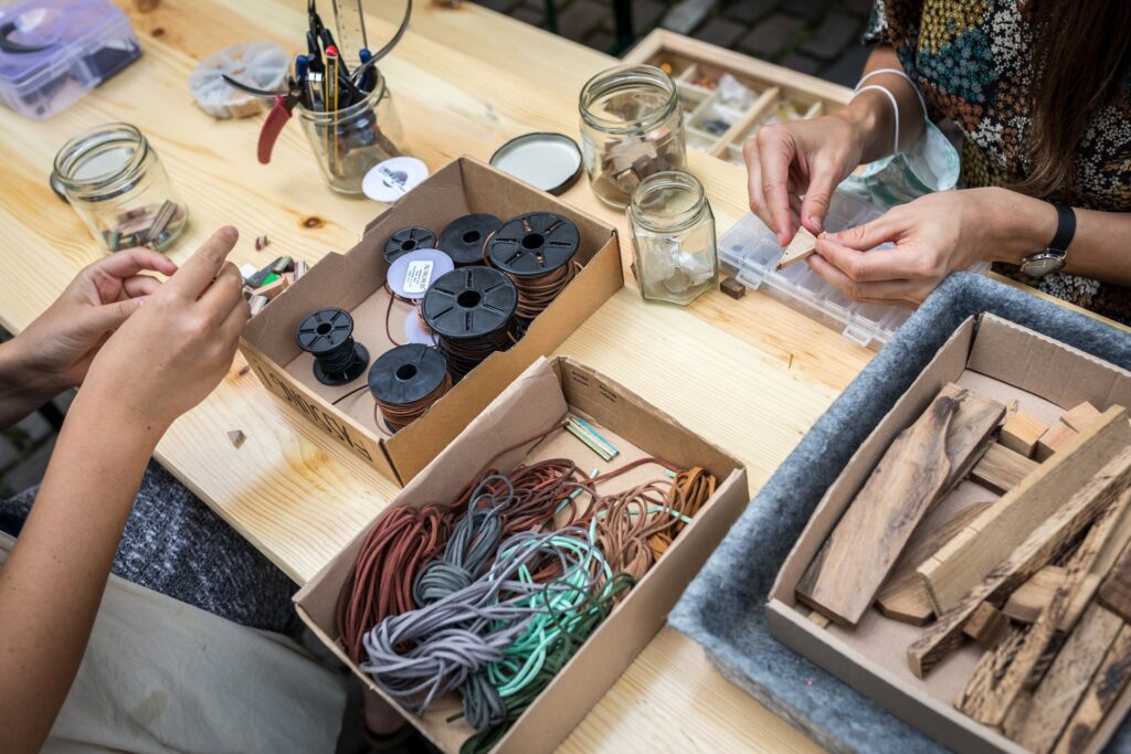 Upcycling-Arbeit mit Leder und Werkzeugen | Buttonmaschine