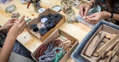 Upcycling-Arbeit mit Leder und Werkzeugen | Buttonmaschine