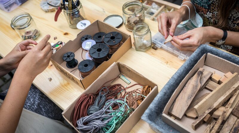 Upcycling-Arbeit mit Leder und Werkzeugen | Buttonmaschine
