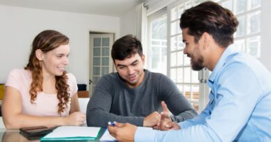 Steuerberater im Gespräch mit Mandanten – individuelle Beratung zu Steuerthemen für Privatpersonen in Neu-Ulm