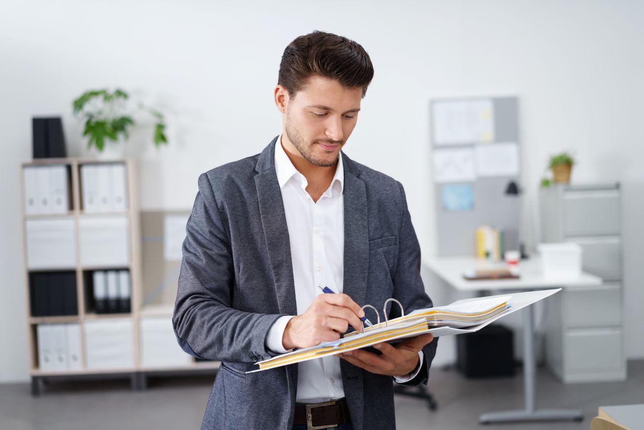 Steuerberater prüft Unterlagen im modernen Büro – typische Aufgaben wie Buchhaltung und Bilanzierung in Neu-Ulm