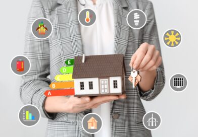 Haus mit Energielabel und Effizienzsymbolen | Dachbegrünung