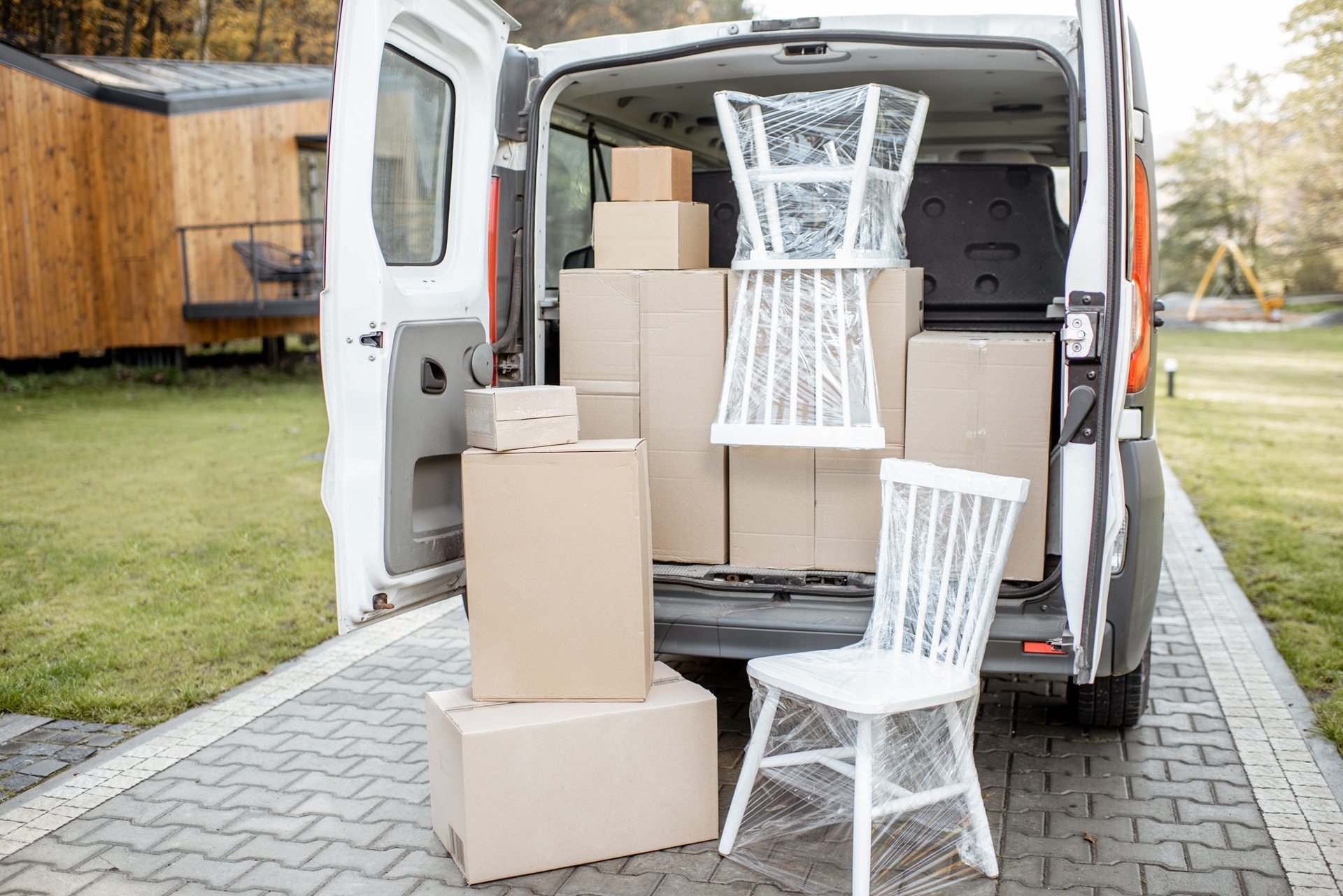 Umzugswagen mit Kartons und Stühlen | Wohnungsauflösung Neuss

