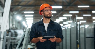 Techniker mit Tablet in Werkstatt | Absauganlage für Schleifstaub