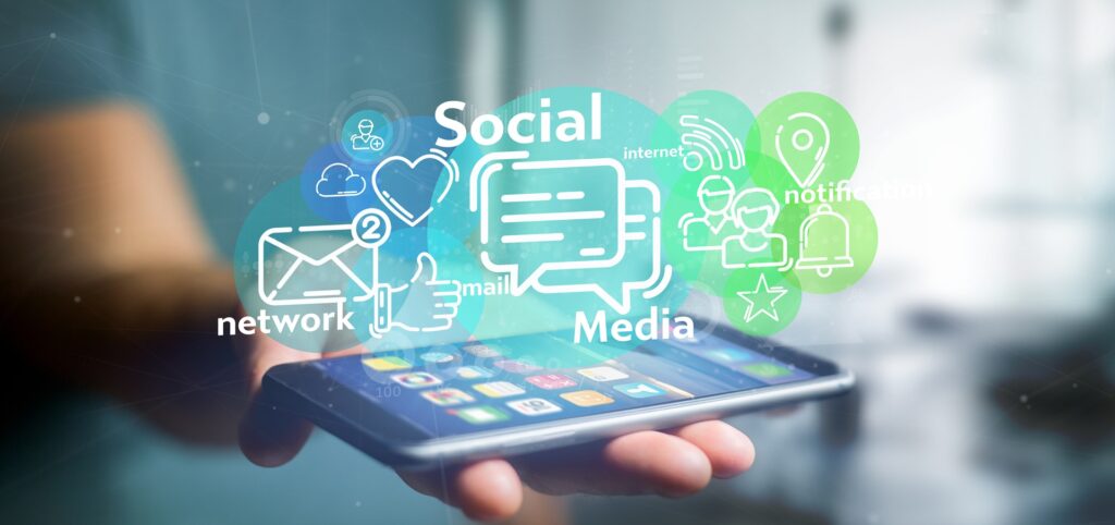 Smartphone mit Social-Media-Symbolen | Link auf Startseite