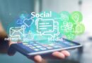 Smartphone mit Social-Media-Symbolen | Link auf Startseite