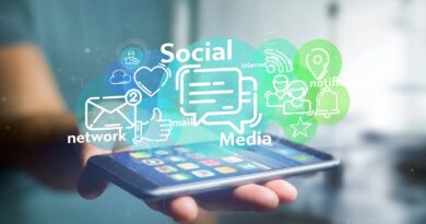 Smartphone mit Social-Media-Symbolen | Link auf Startseite