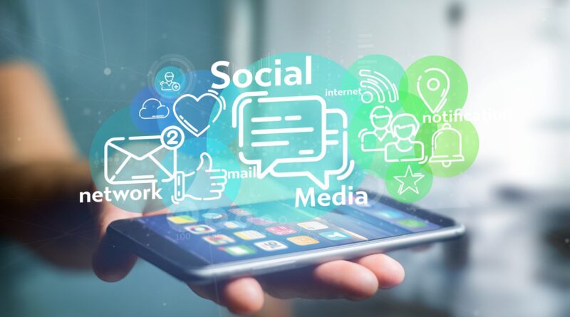 Smartphone mit Social-Media-Symbolen | Link auf Startseite