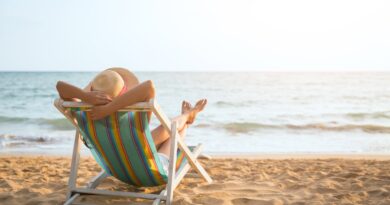 Person entspannt am Strand in Liegestuhl | Strandkorb mieten
