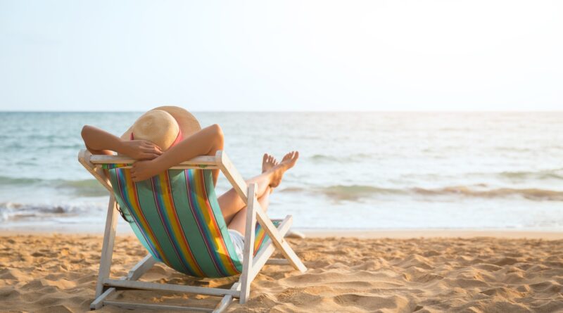 Person entspannt am Strand in Liegestuhl | Strandkorb mieten