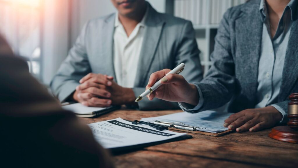 Juristische Beratung mit Vertragsunterlagen