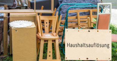 Moebel und Schild mit Aufschrift Haushaltsauflösung | Entrümpelung in Lippstadt