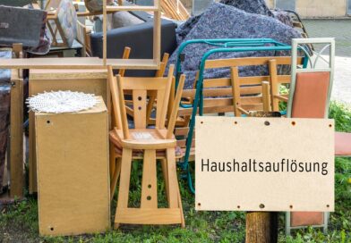 Moebel und Schild mit Aufschrift Haushaltsauflösung | Entrümpelung in Lippstadt