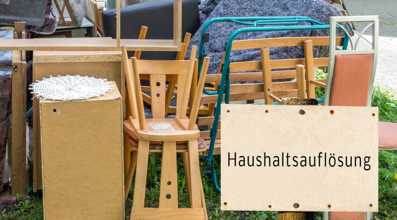 Moebel und Schild mit Aufschrift Haushaltsauflösung | Entrümpelung in Lippstadt