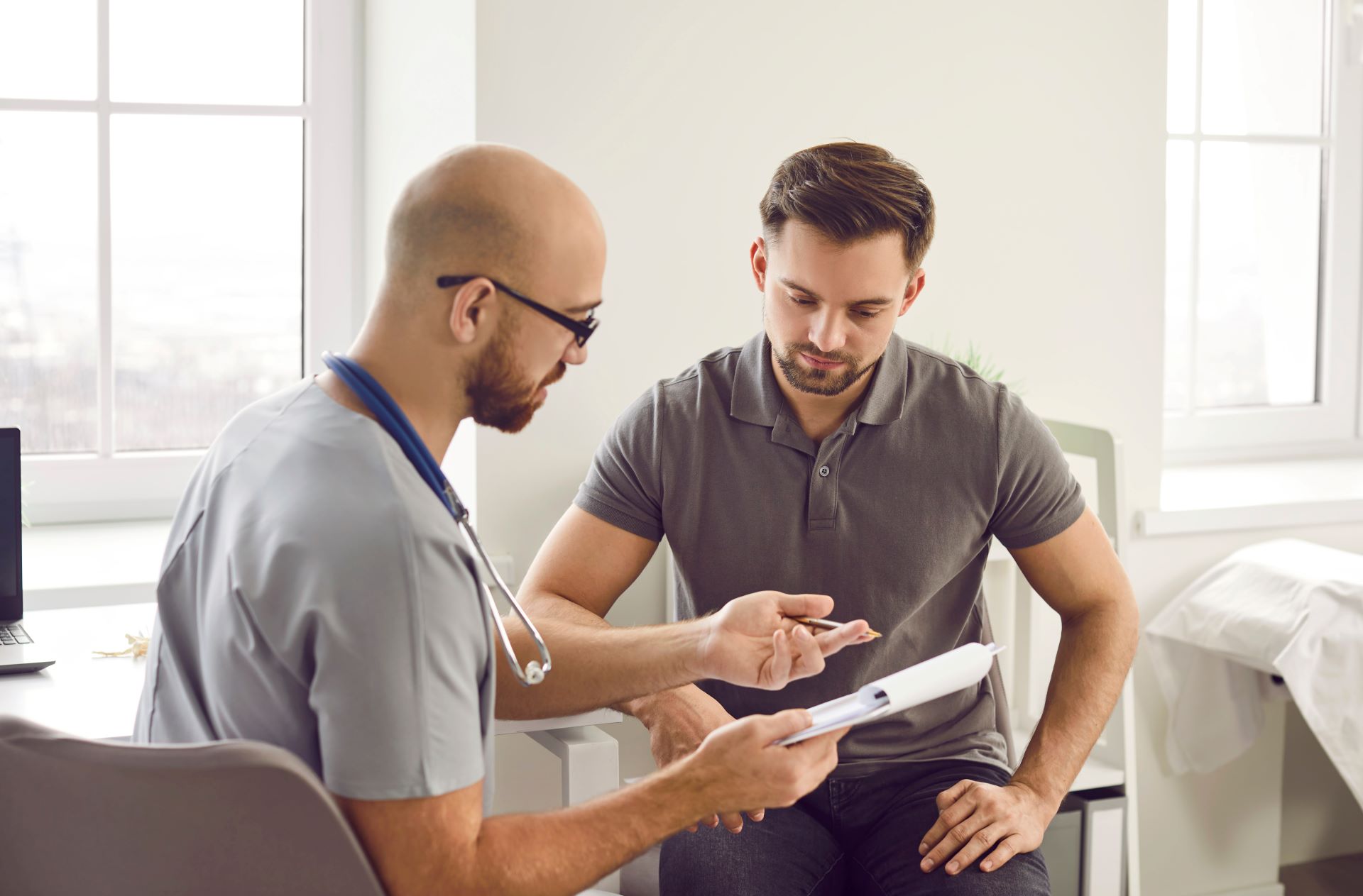 Erstberatung zwischen Arzt und Patient in Praxis