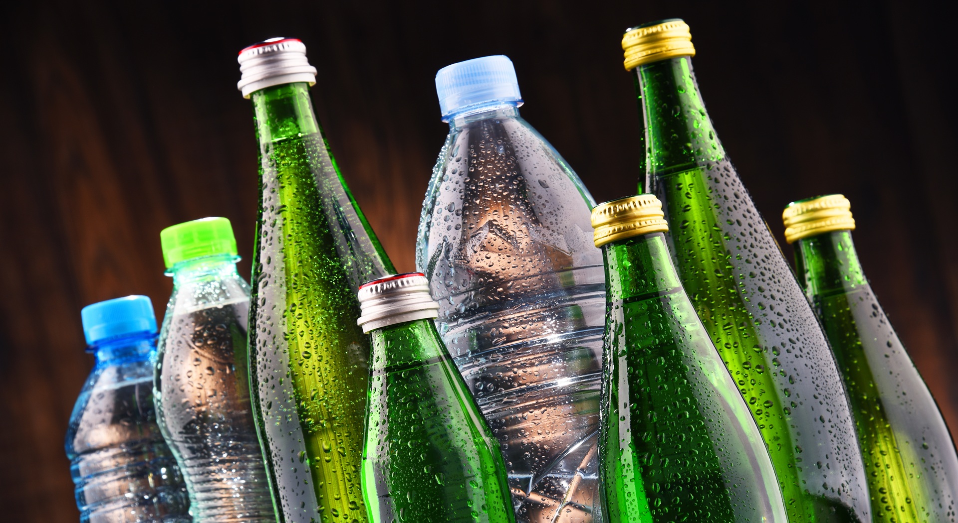 Mehrere Wasserflaschen aus Glas und Plastik | Wasserspender für zuhause