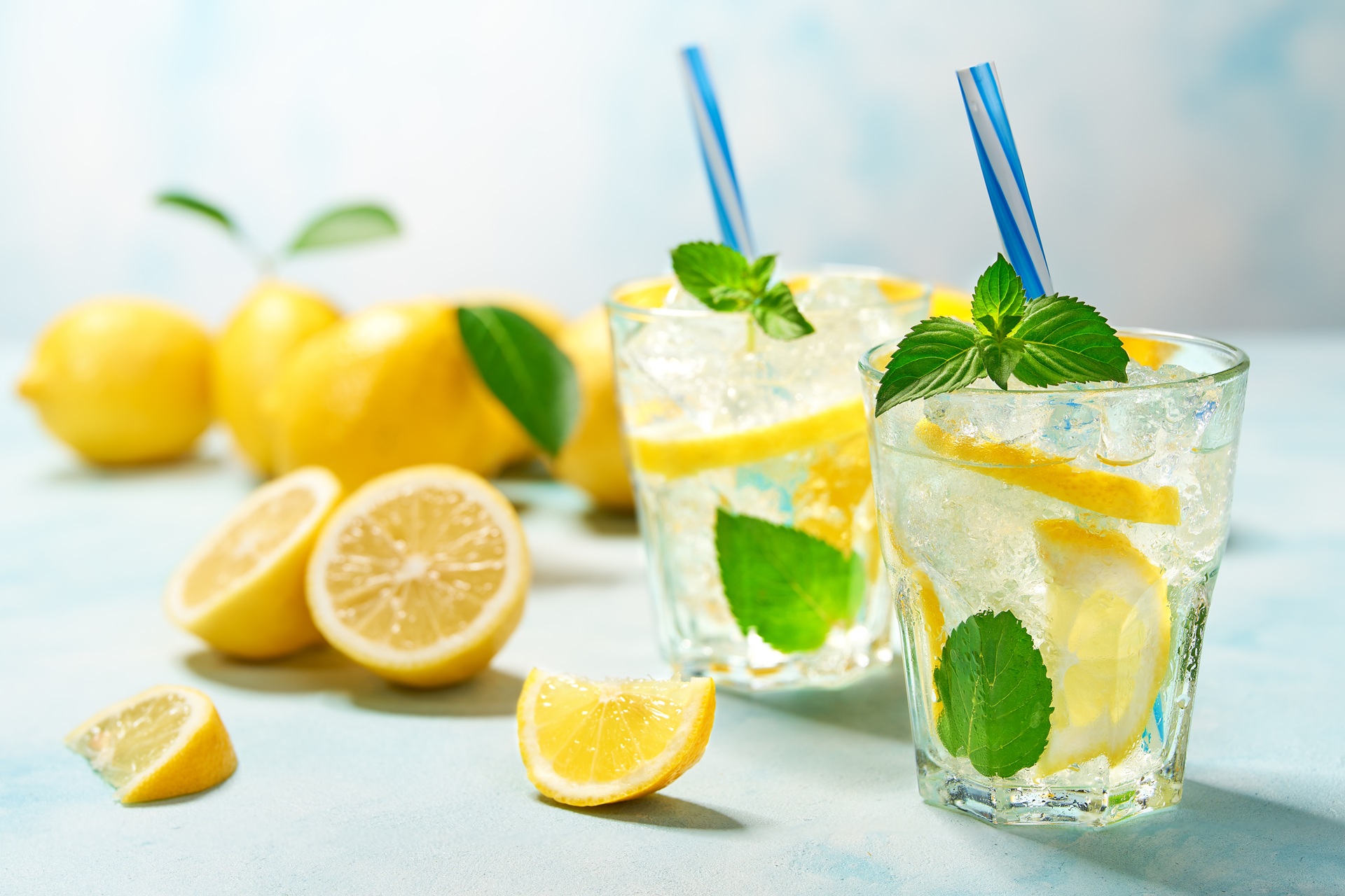 Erfrischendes Zitronenwasser mit Minze und Eis | Wasserspender für zuhause