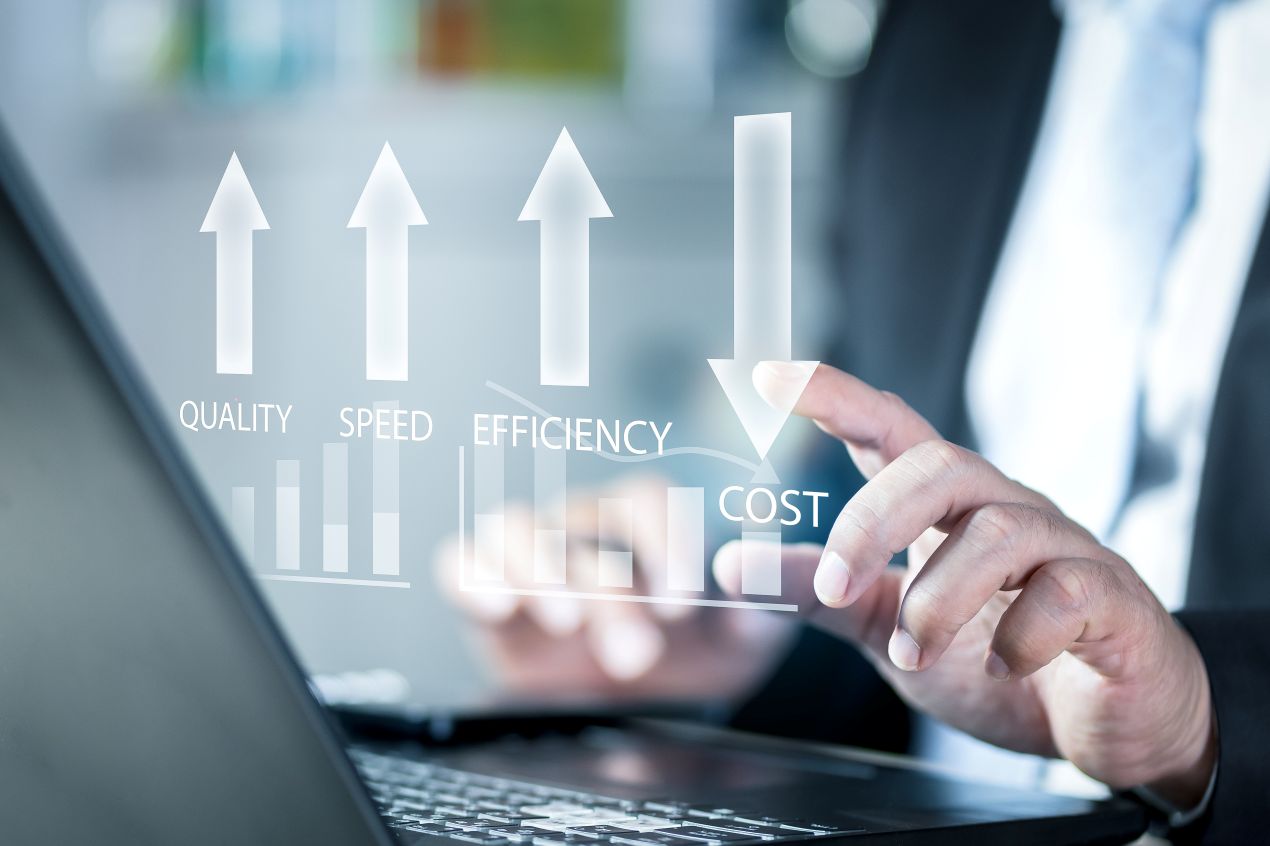 diagramm mit pfeilen zeigt wie abfuellwaage qualitaet und effizienz steigert und kosten senkt