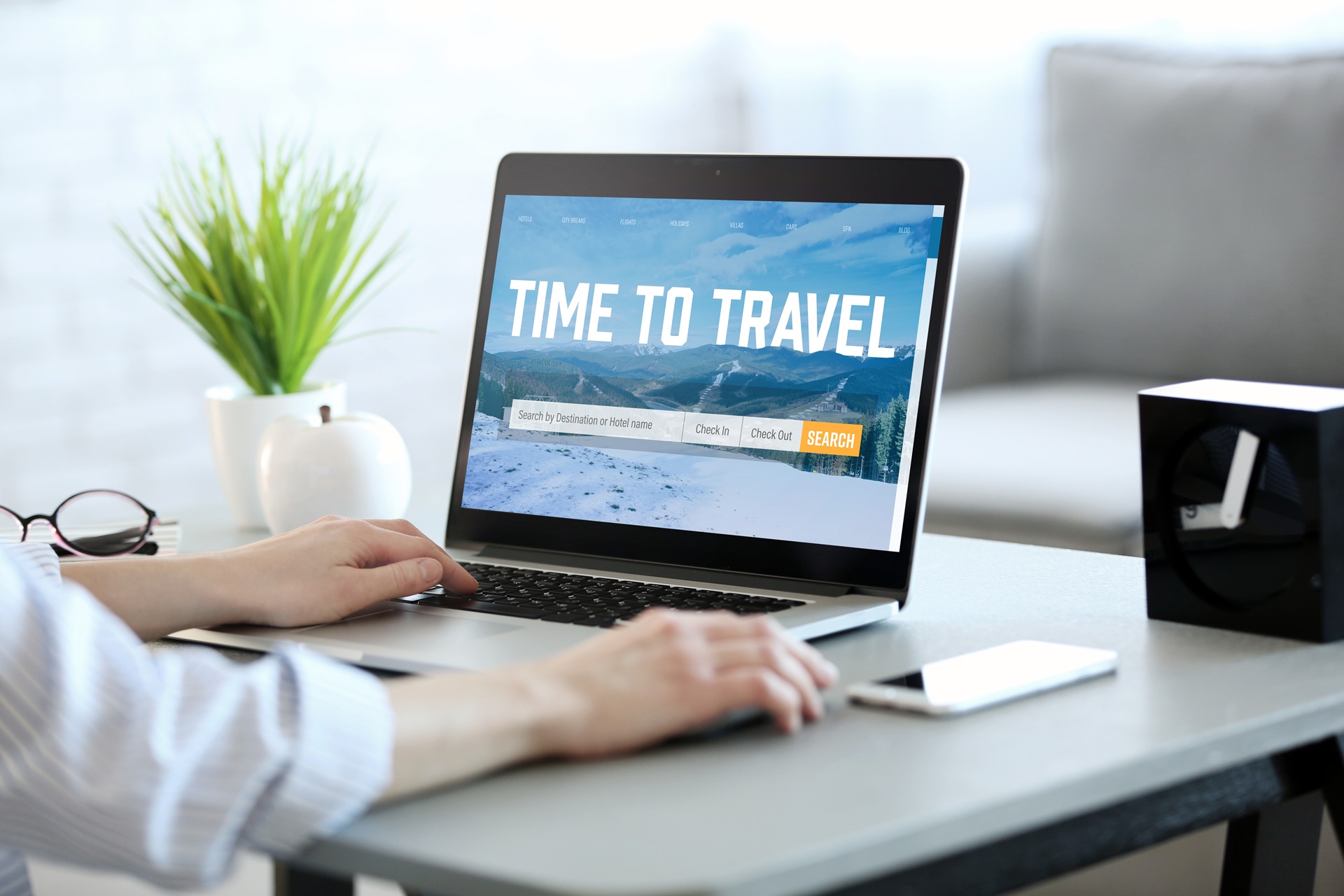 Laptop zeigt Reisebuchung mit „Time to Travel“-Anzeige | Emirates Business Class