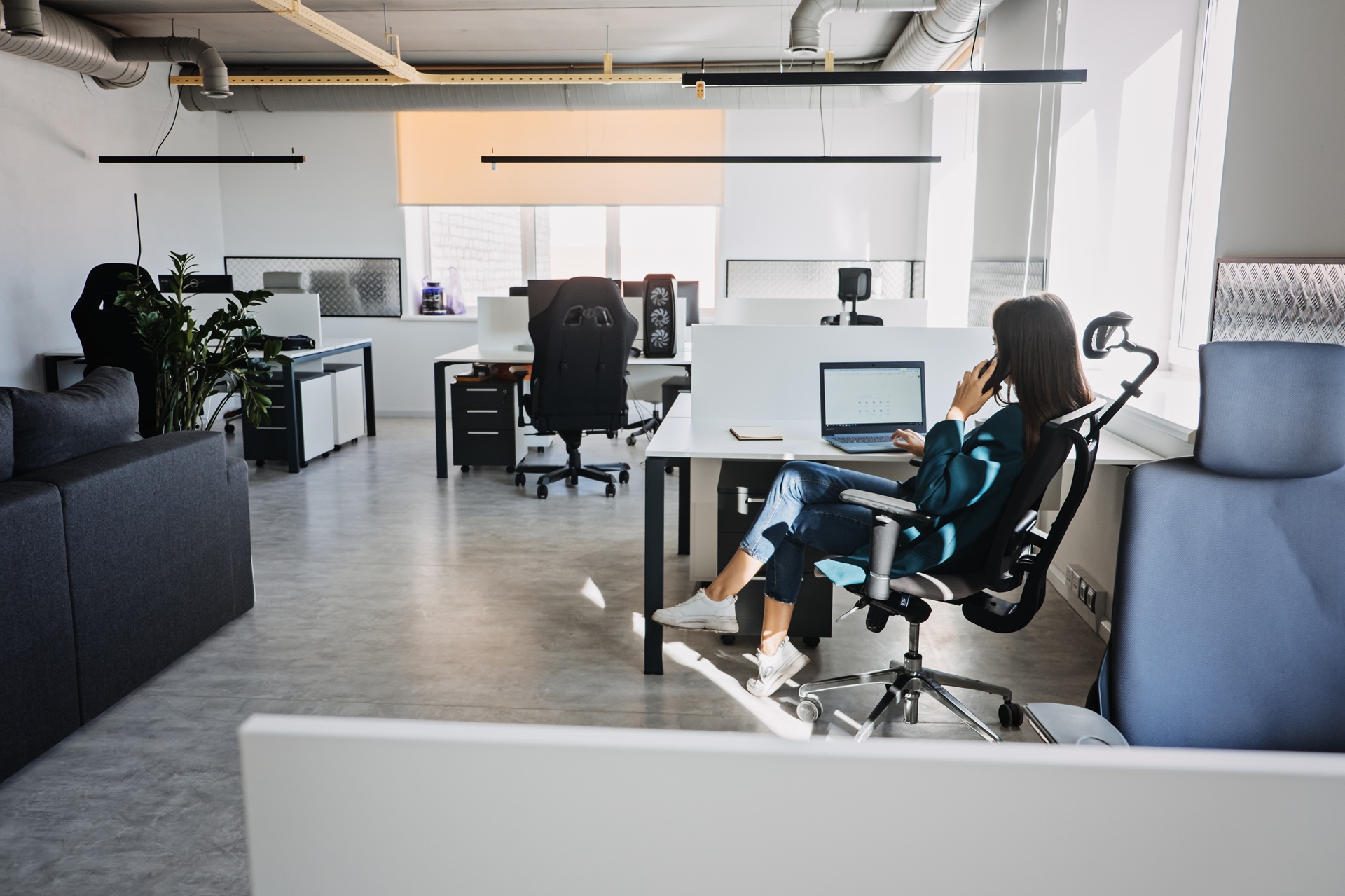 Frau telefoniert am ergonomischen Arbeitsplatz | Enthärtungsanlage