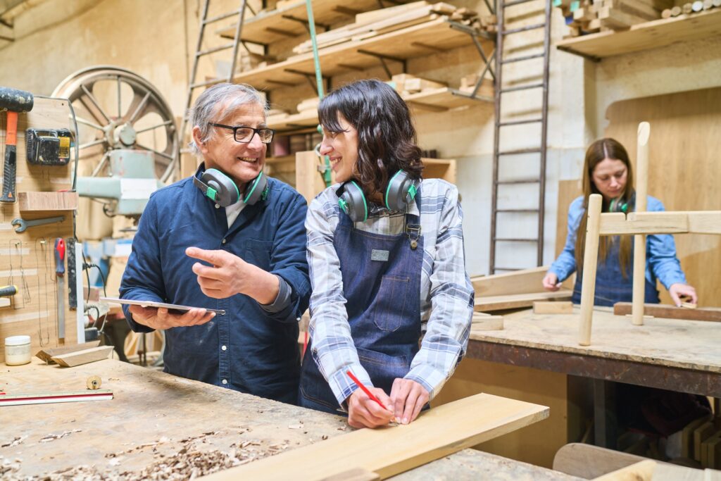 Handwerker besprechen Projektplanung in einer Schreinerwerkstatt | Schreiner-Software