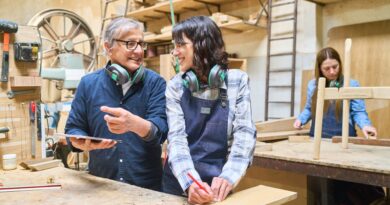 Handwerker besprechen Projektplanung in einer Schreinerwerkstatt | Schreiner-Software