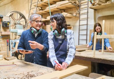 Handwerker besprechen Projektplanung in einer Schreinerwerkstatt | Schreiner-Software
