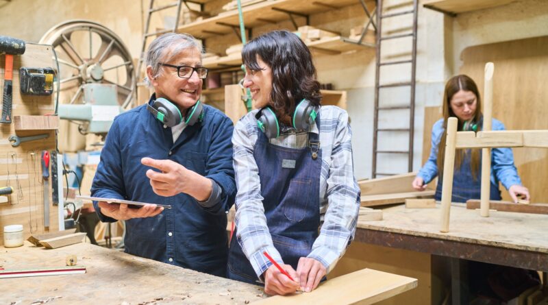 Handwerker besprechen Projektplanung in einer Schreinerwerkstatt | Schreiner-Software