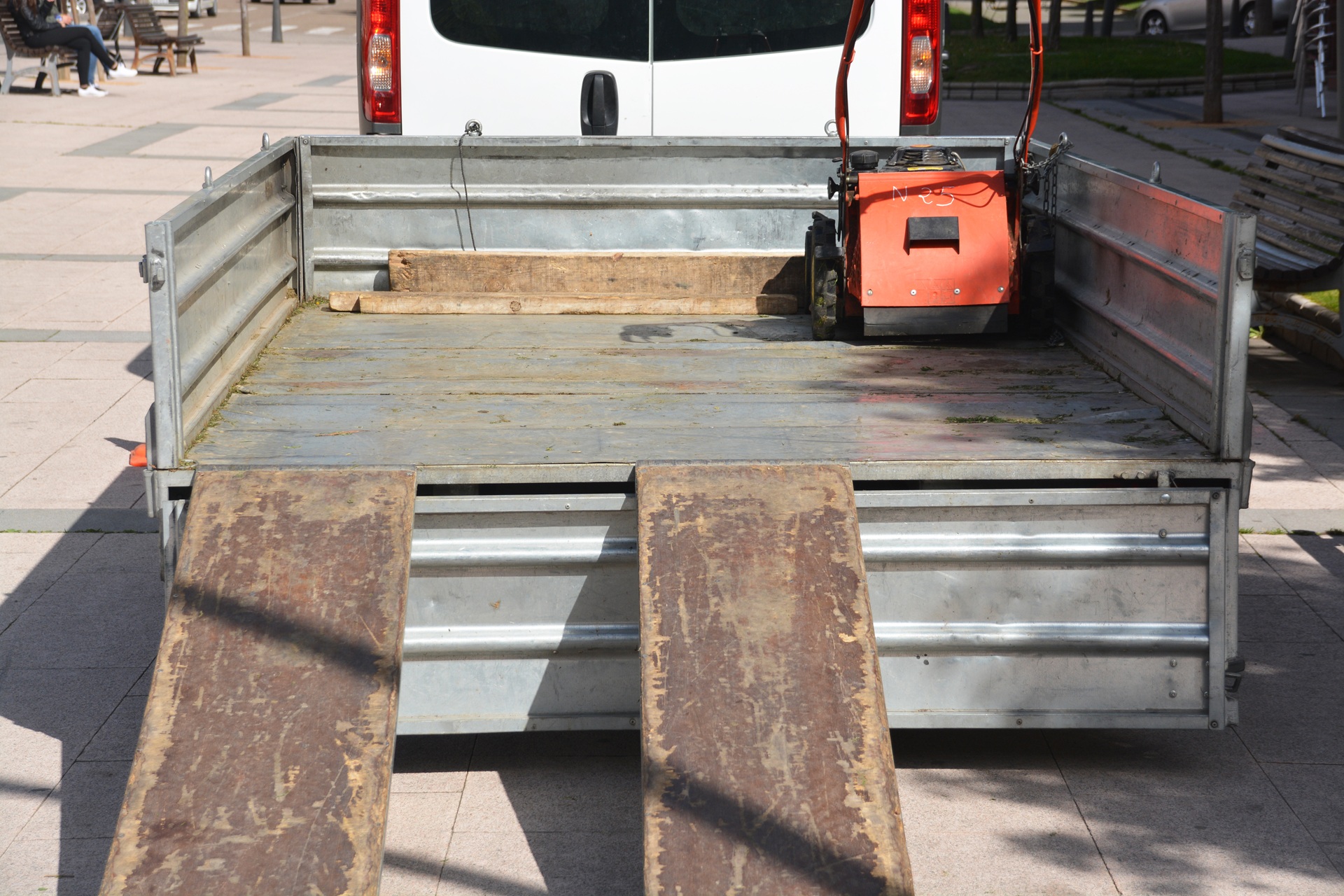 Transportanhänger mit Rampen auf befestigtem Platz | Anhänger Rückleuchten