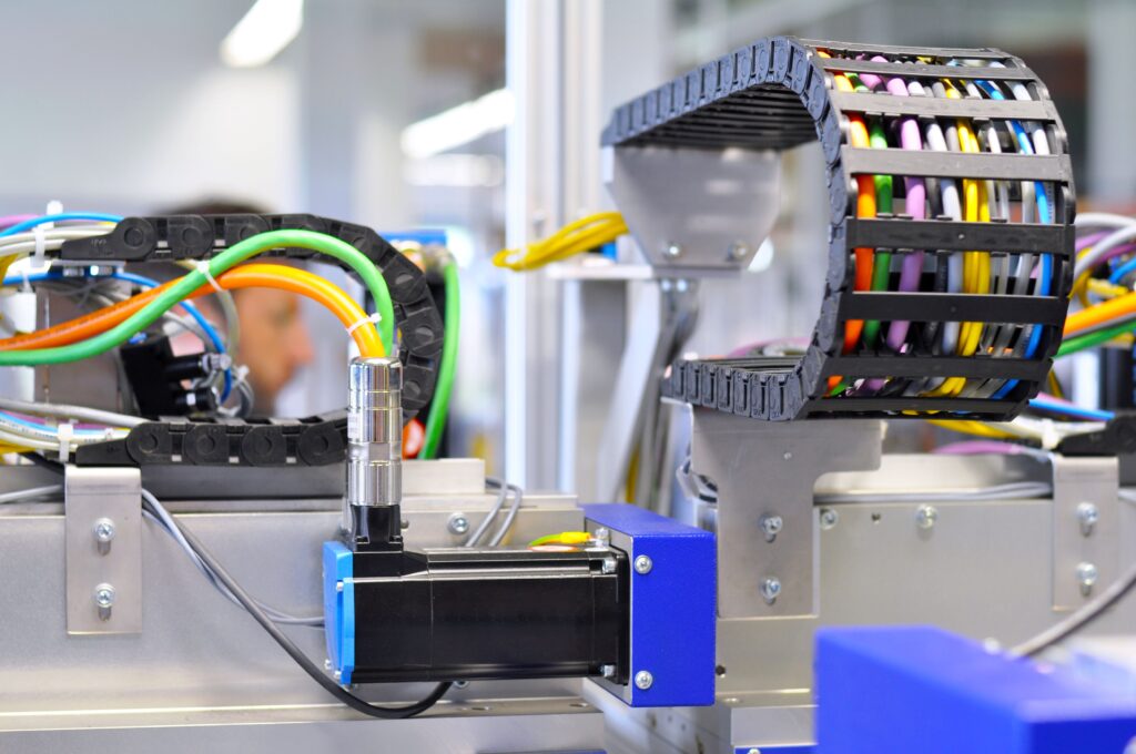 Kabelkonfektionierung in der industrie mit präziser montage und Steckverbindern