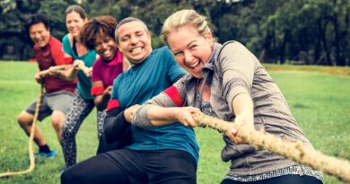 Team zieht lachend am Seil bei Teambuilding-Aktivität | Firmenevent Location
